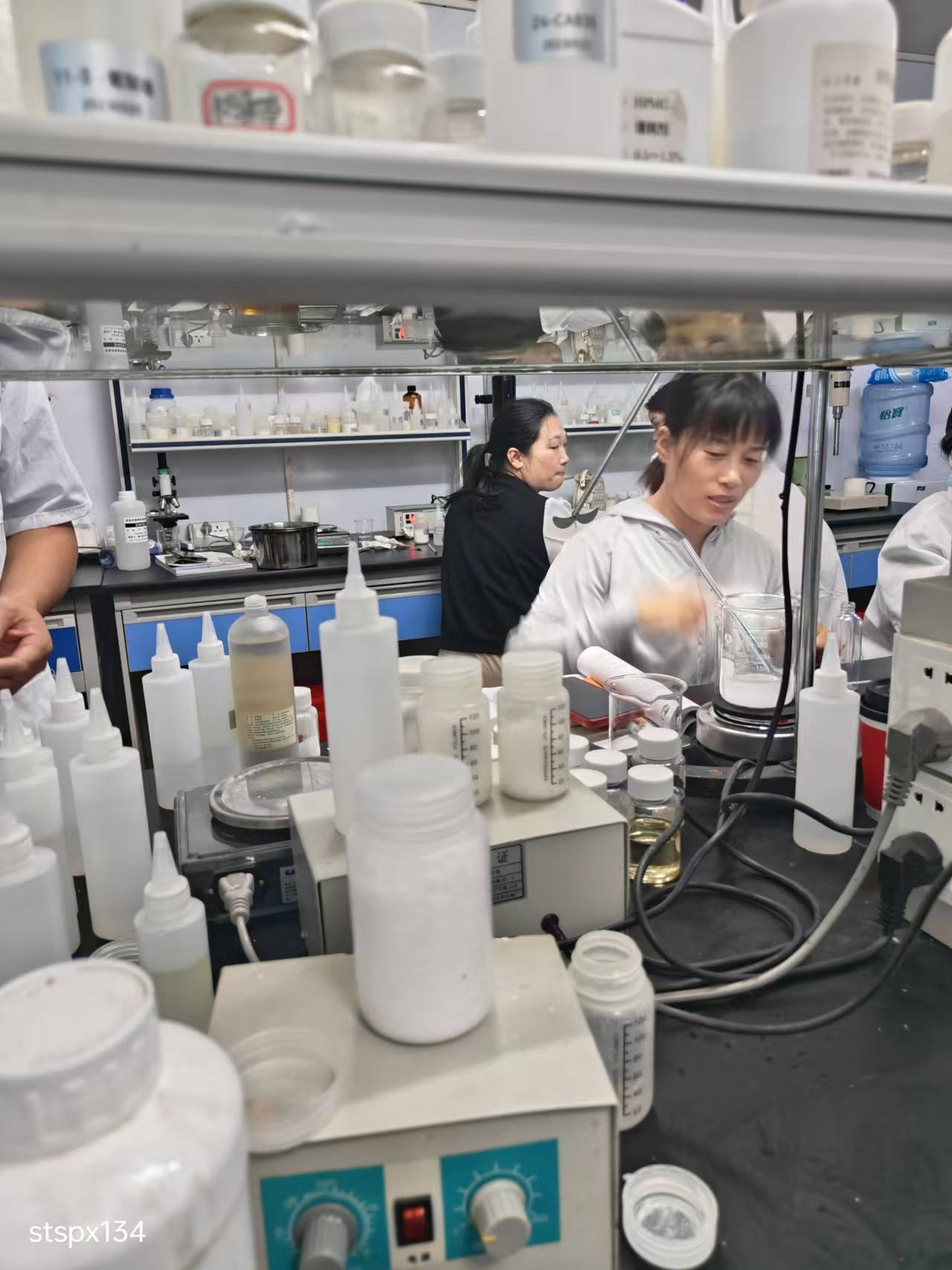 化妝品配方師技術(shù)培訓(xùn)與證書(shū)考取指南 解鎖護(hù)膚品研發(fā)的實(shí)操課程與報(bào)名流程